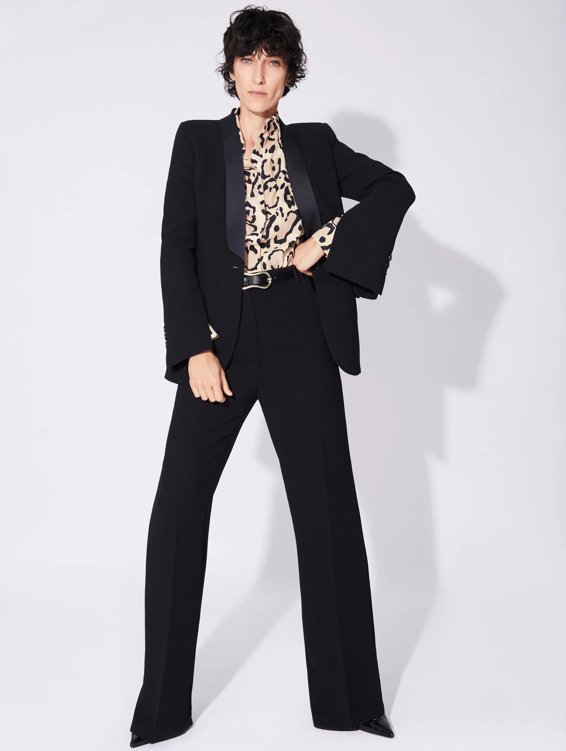 Black crepe fitted suit jacket with satin collar