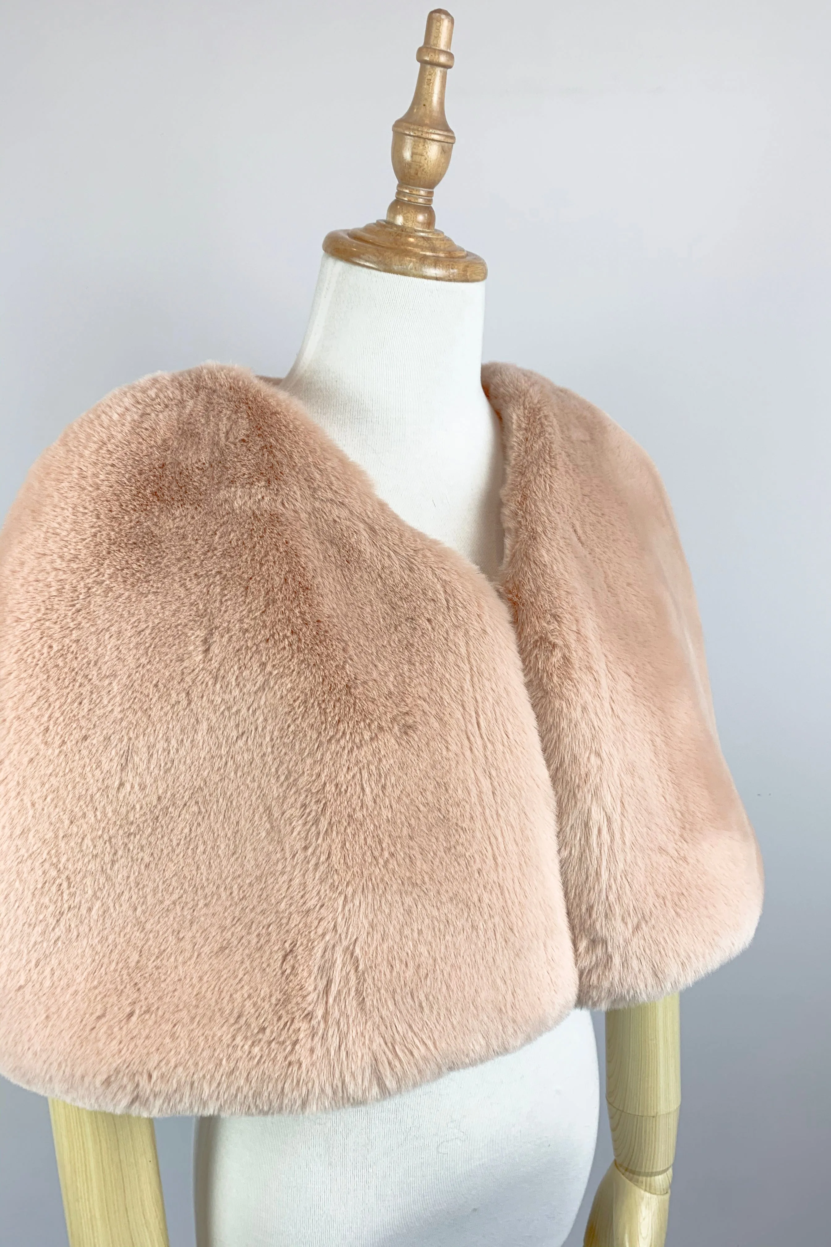 Blush / Nude Faux Fur Bridal Cape (Georgina Blu05)