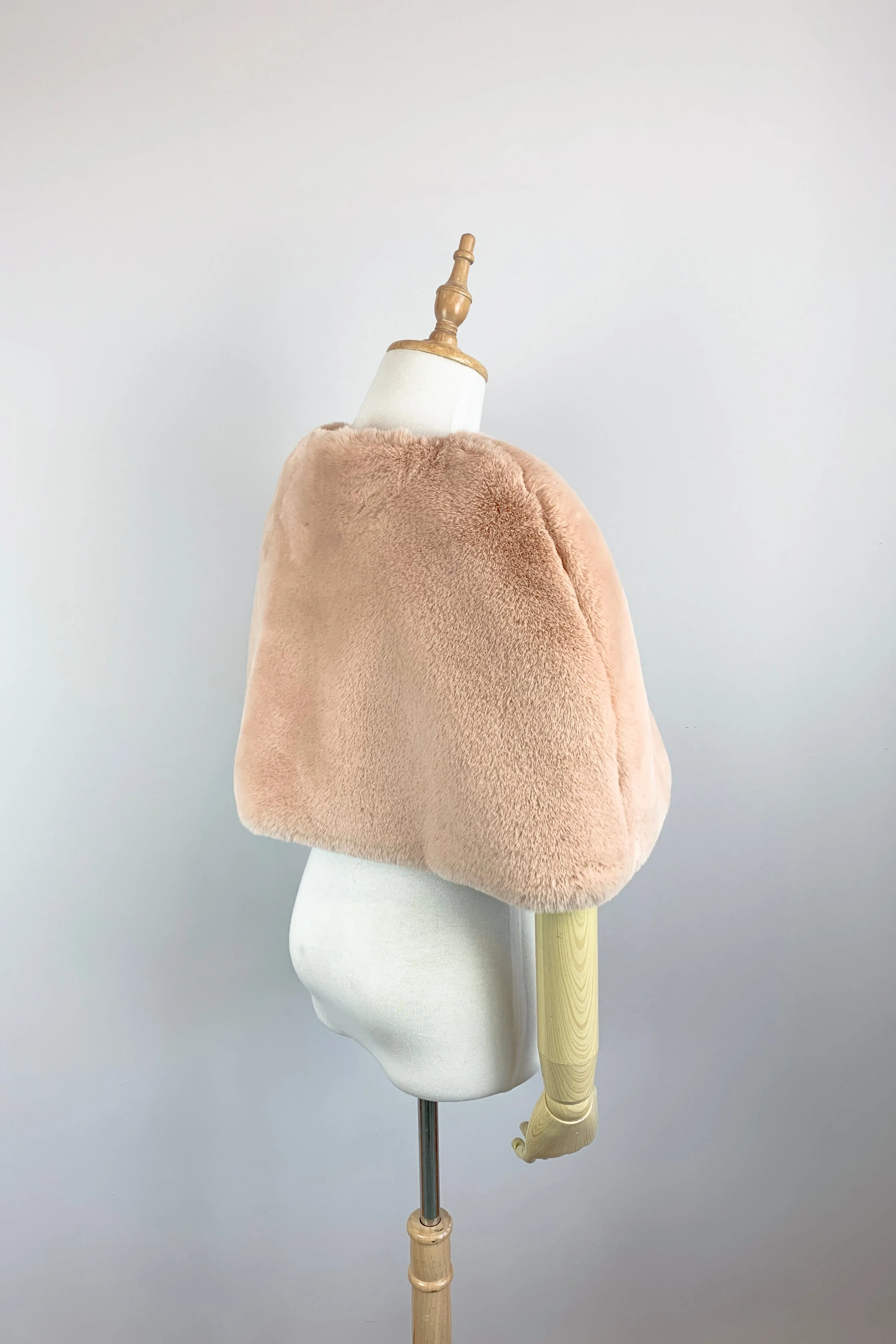 Blush / Nude Faux Fur Bridal Cape (Georgina Blu05)