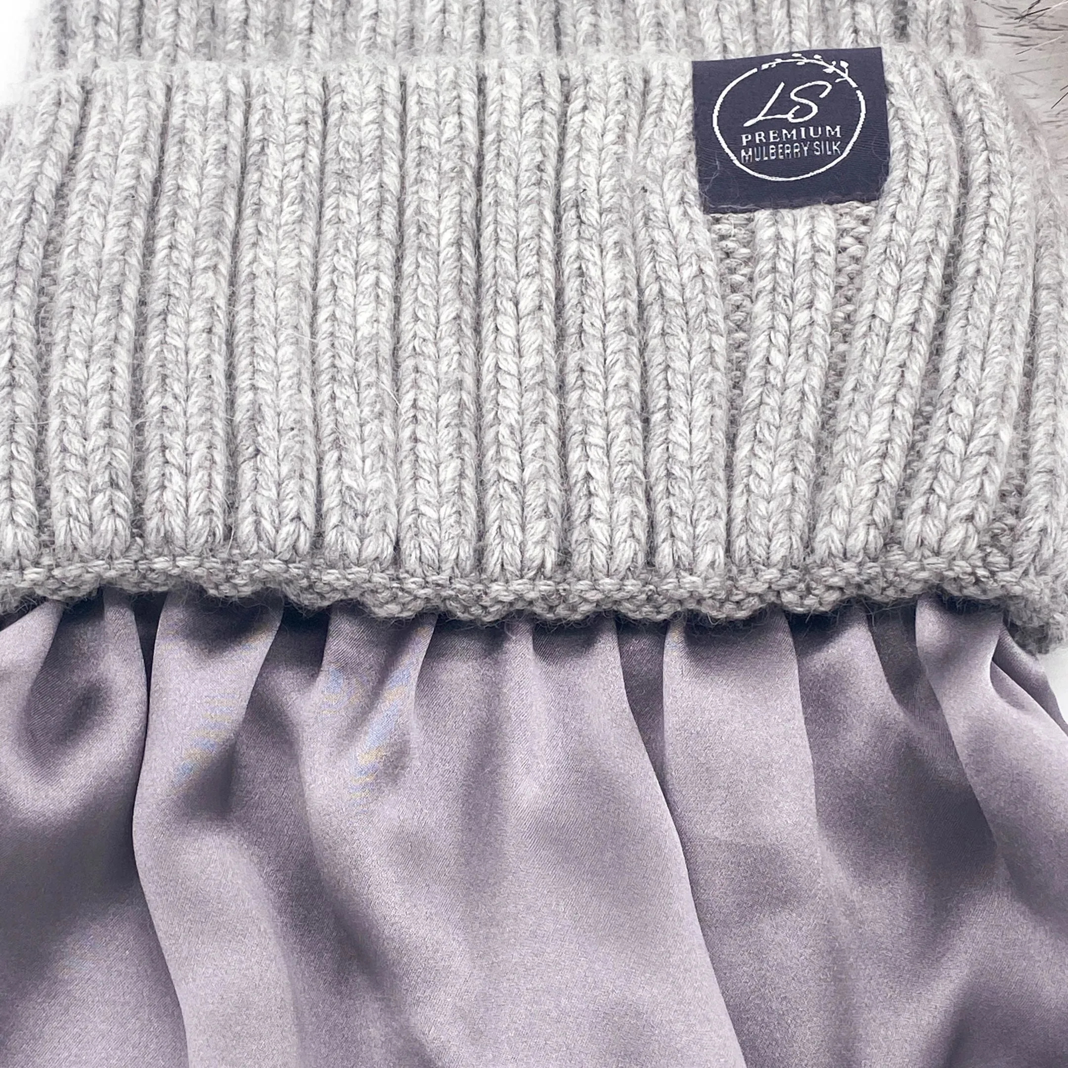 Mulberry Silk-Lined Classic Ribbed Pattern Cashmere Beanie Hat With Removable Pom Pom - Grey